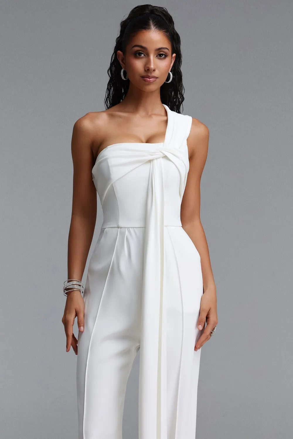 Bella Barnett Lexy tuta bianca monospalla plissettata XS-XL