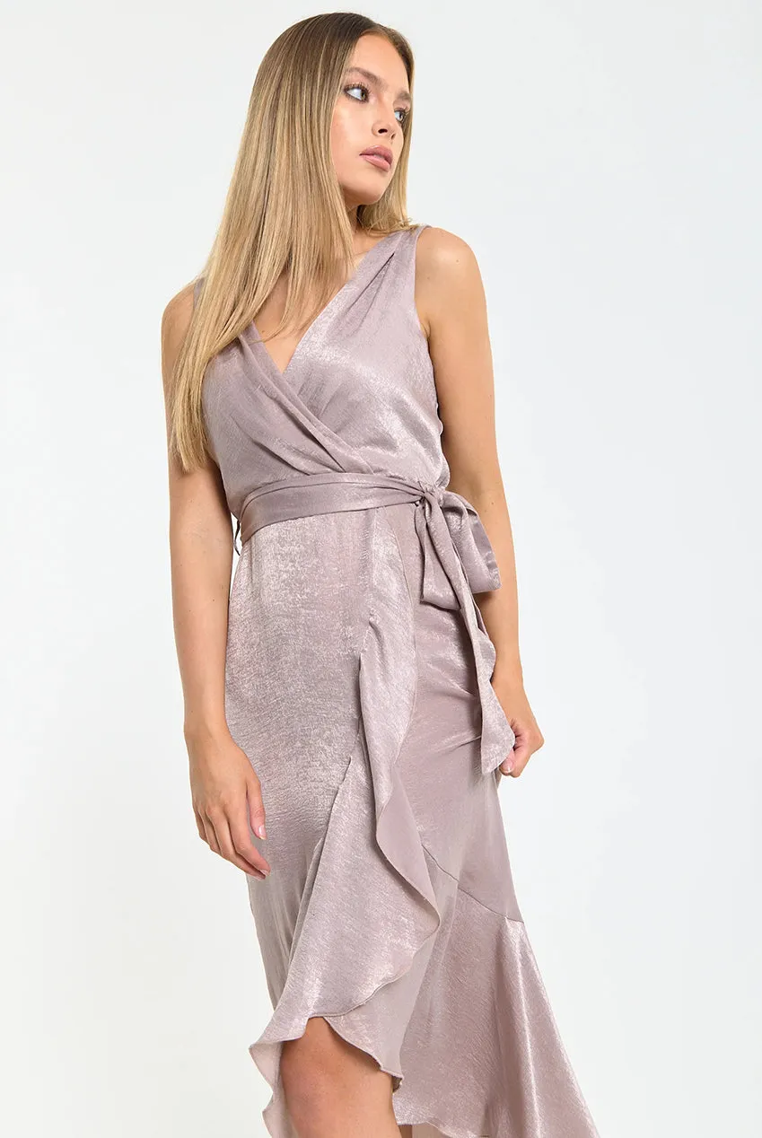 Liquorish Satin Wrap abito maxi rosa cipria con volant