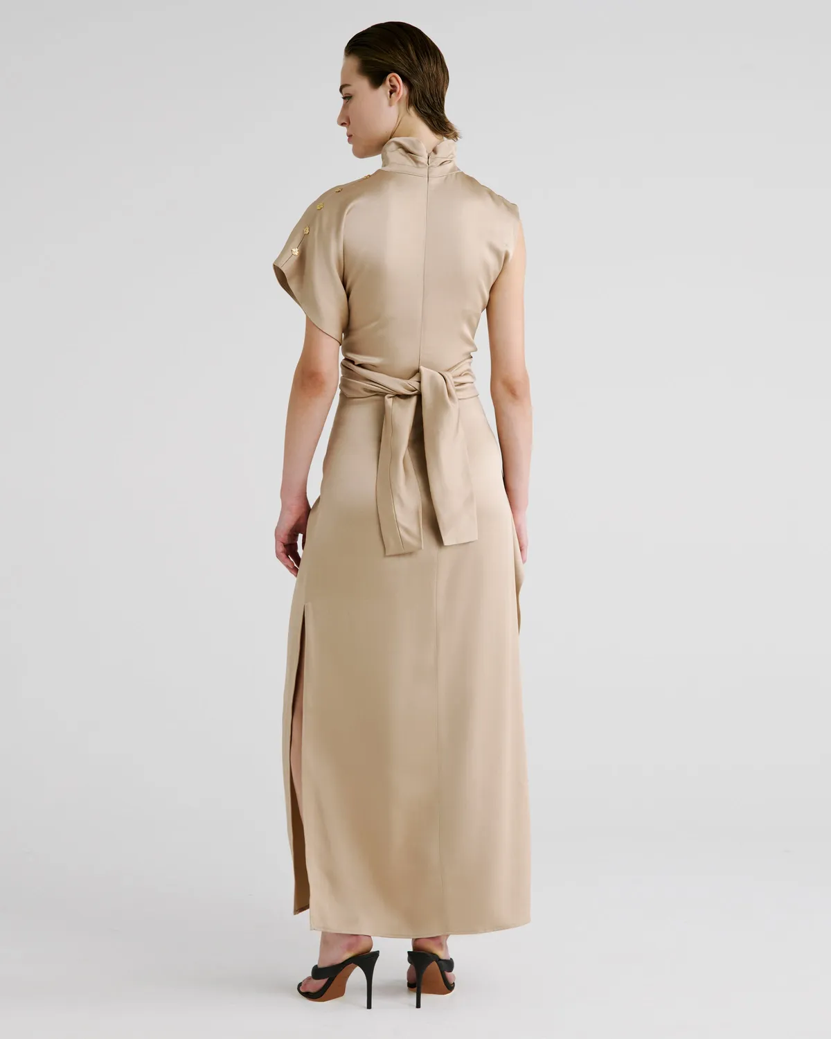 Violante Nessi Luminara abito beige collo alto fluido