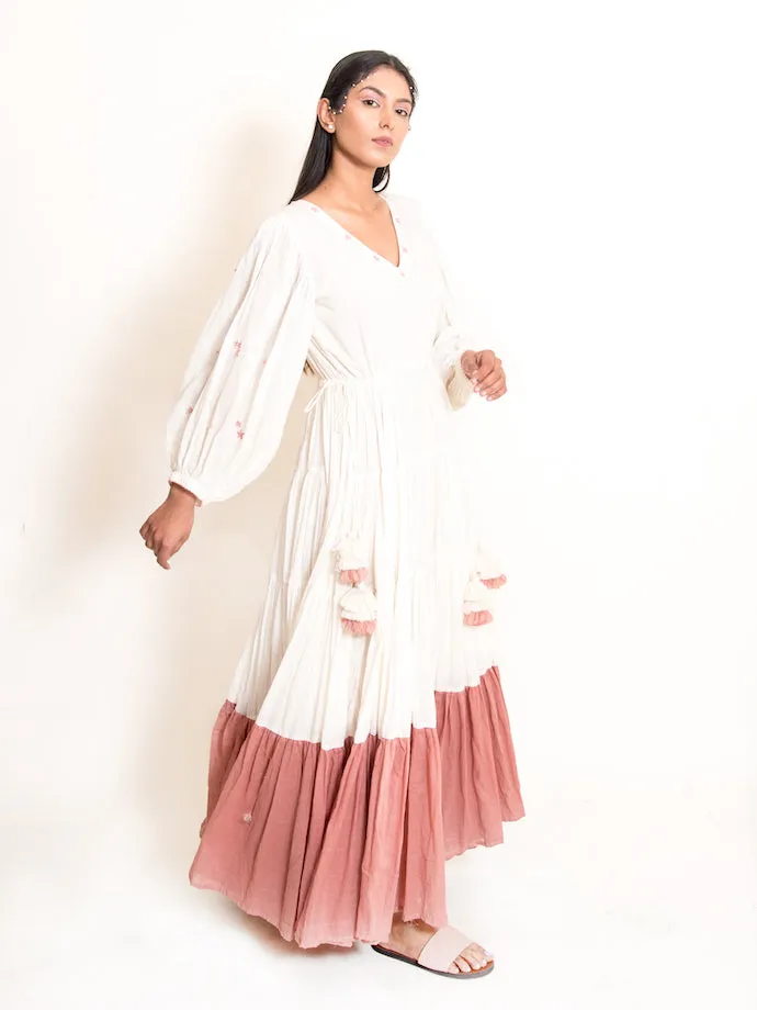 Our Dve Stark abito maxi beige cotone scollo V balze