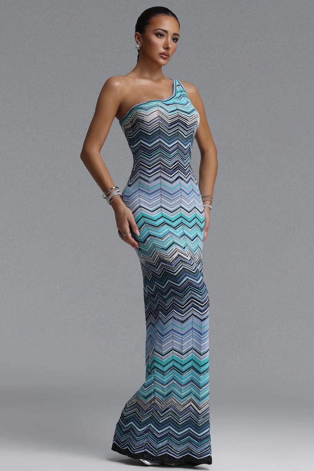 Bella Barnett Resort Abito Maxi Monospalla Blu Stampa Chevron in Maglia