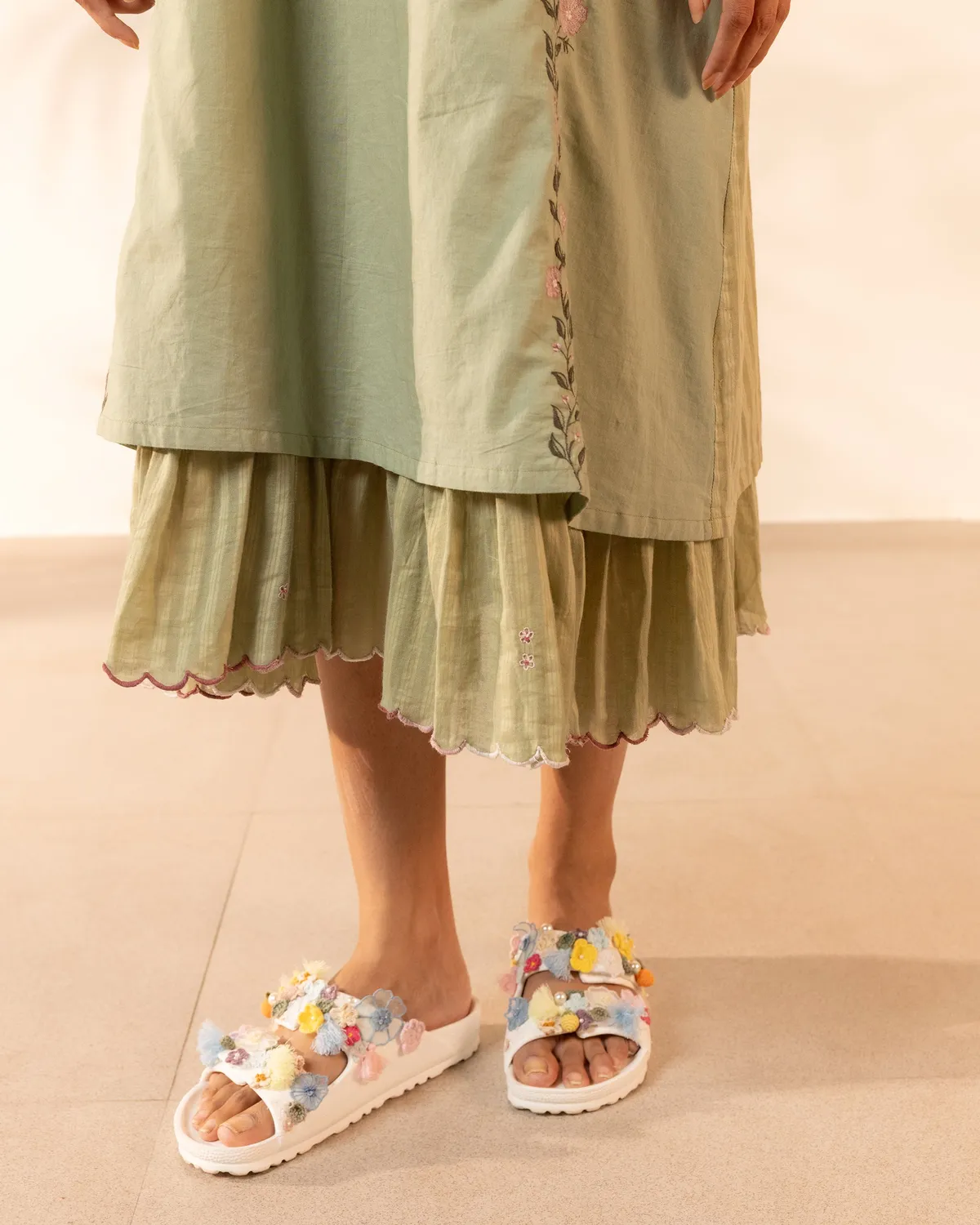 Our Dve Bloomberry kurta verde cotone ricamata