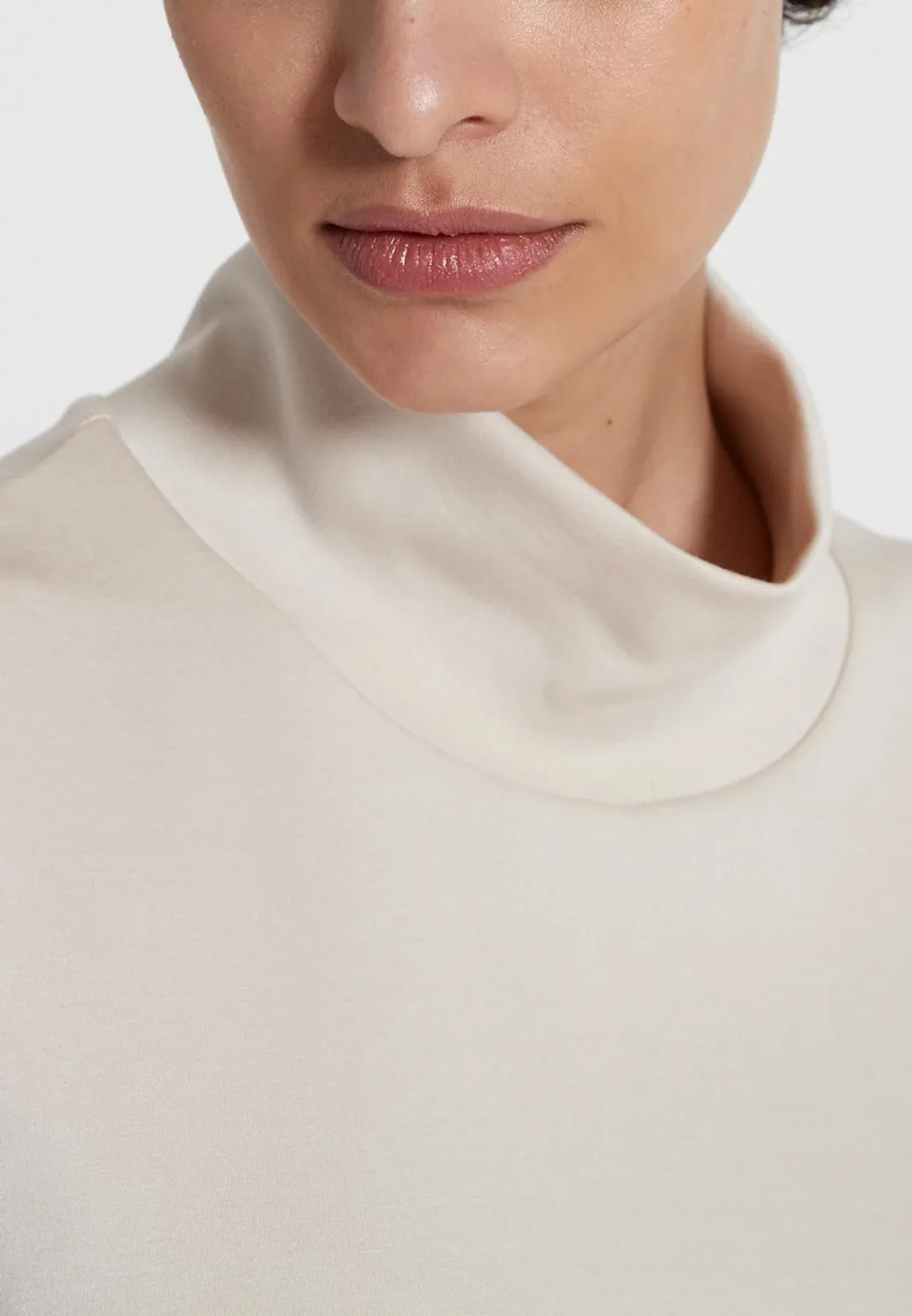Ana Alcazar Hedis abito midi bianco collo alto asimmetrico