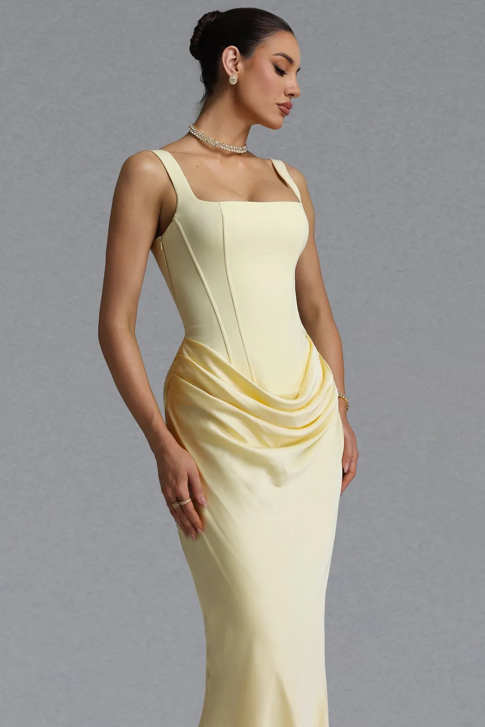 Bella Barnett Winey abito maxi giallo sirena satin