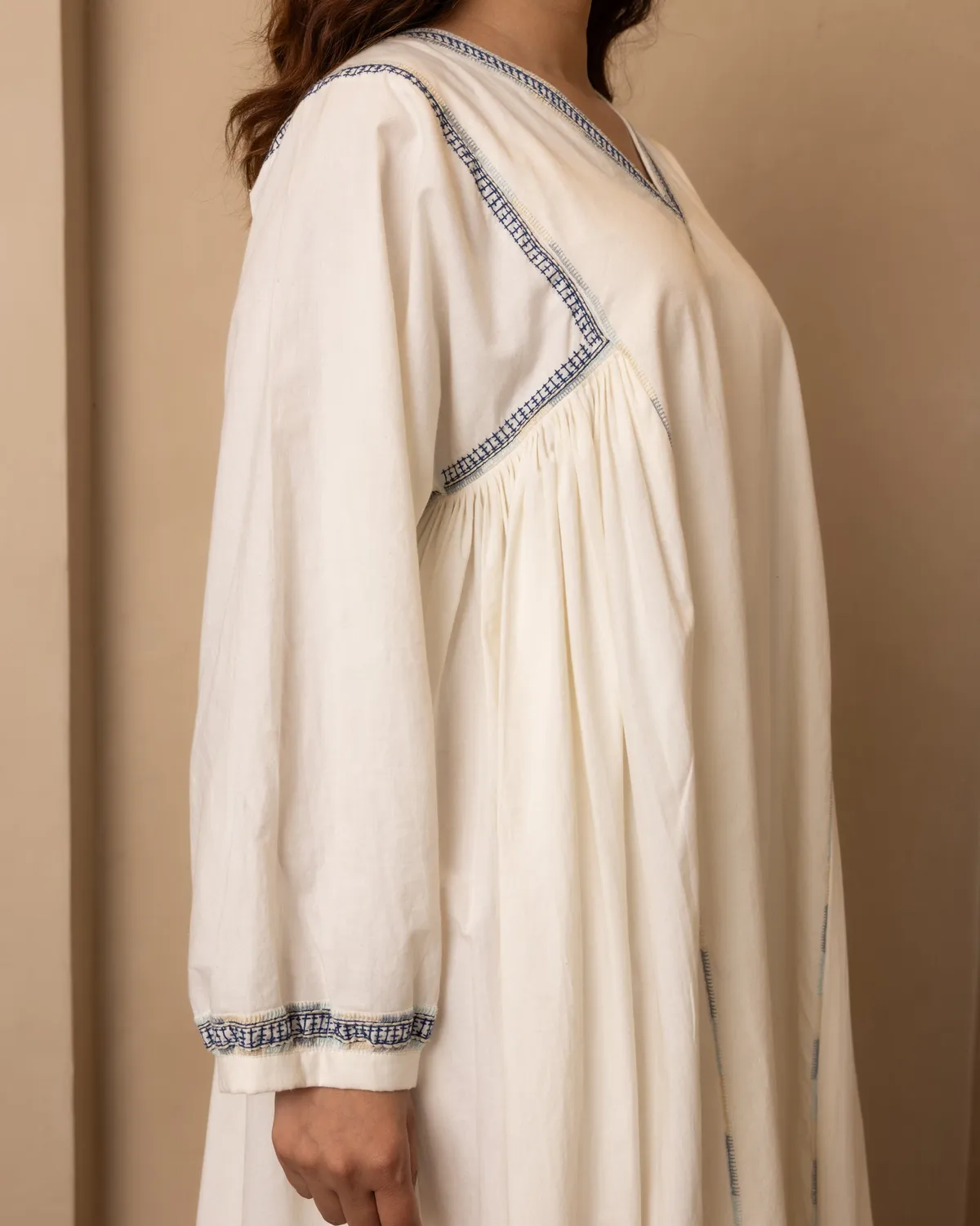 Our Dve Maris abito beige poplin manica lunga