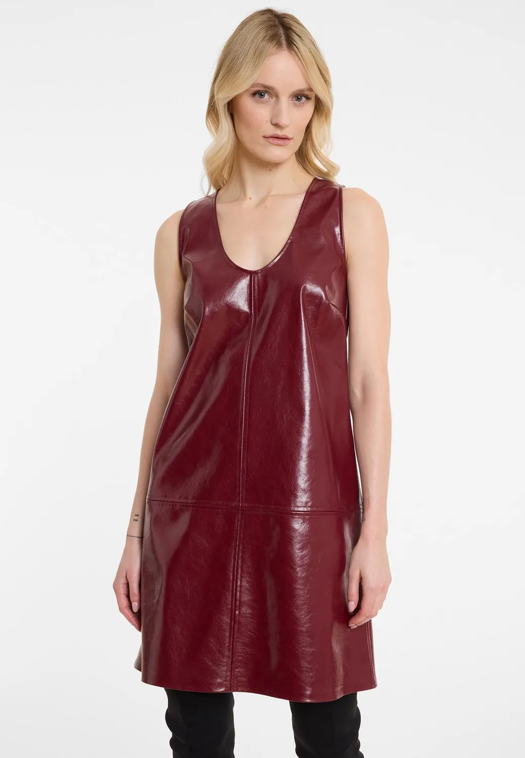 Ana Alcazar Aciry abito ecopelle bordeaux corto