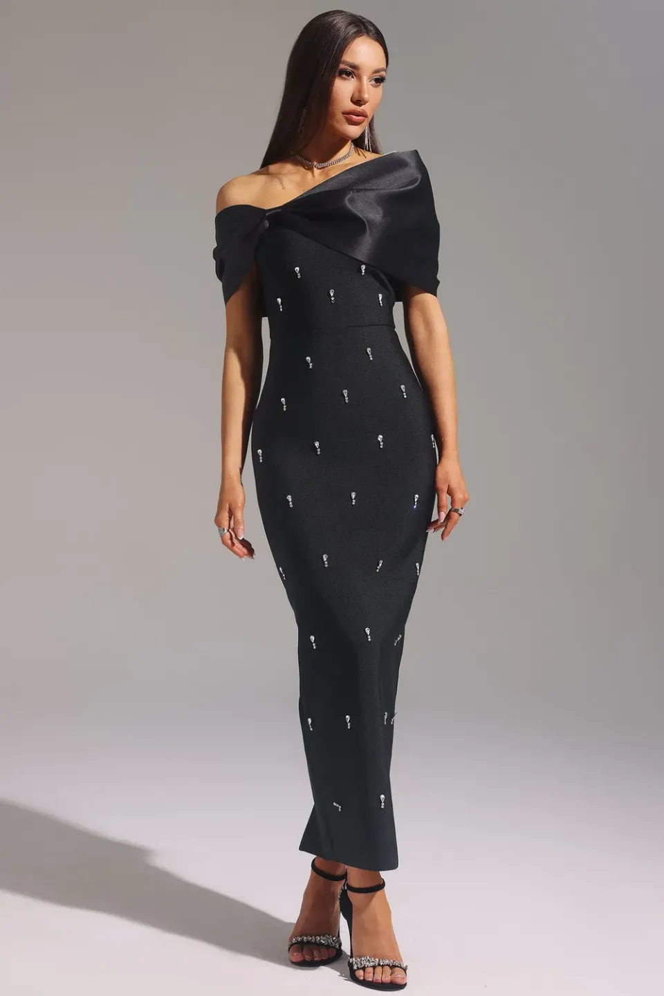 Bella Barnett Palez abito maxi nero monospalla bandage