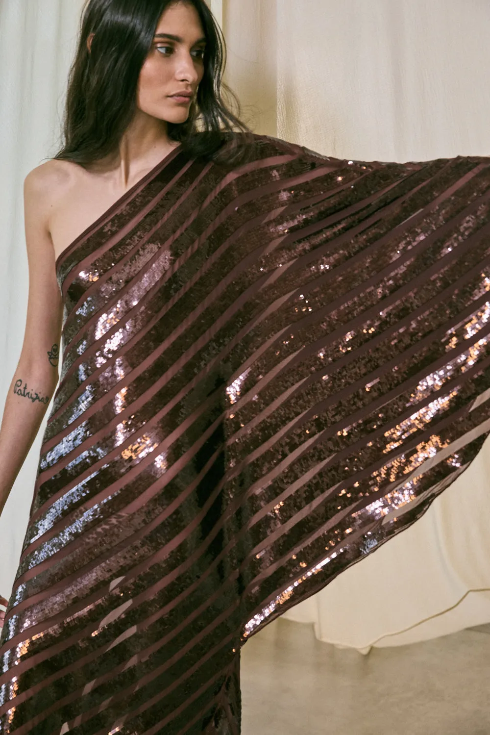 Johanna Ortiz Power abito maxi marrone monospalla paillettes