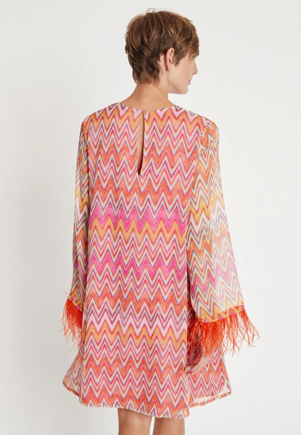 Ana Alcazar Libby abito cocktail zigzag piume
