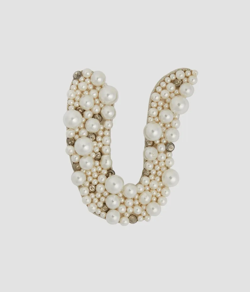 Erdem Pearl Alphabet Brooch U spilla perle lettera U