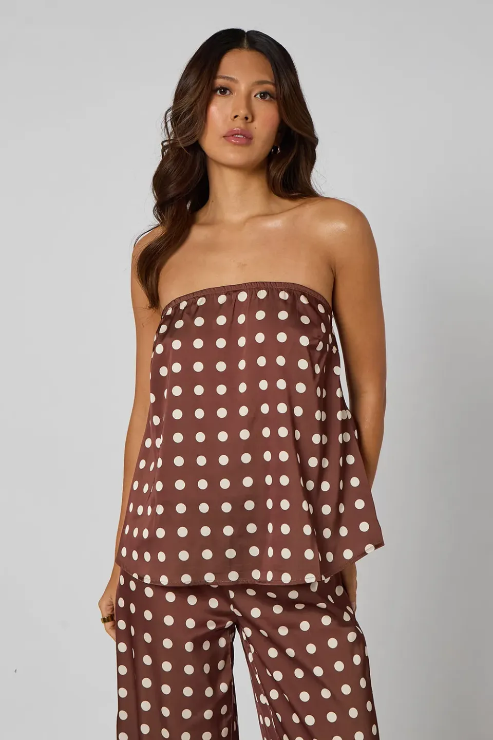 Urban Bliss Spot Bow Back top cioccolato a pois
