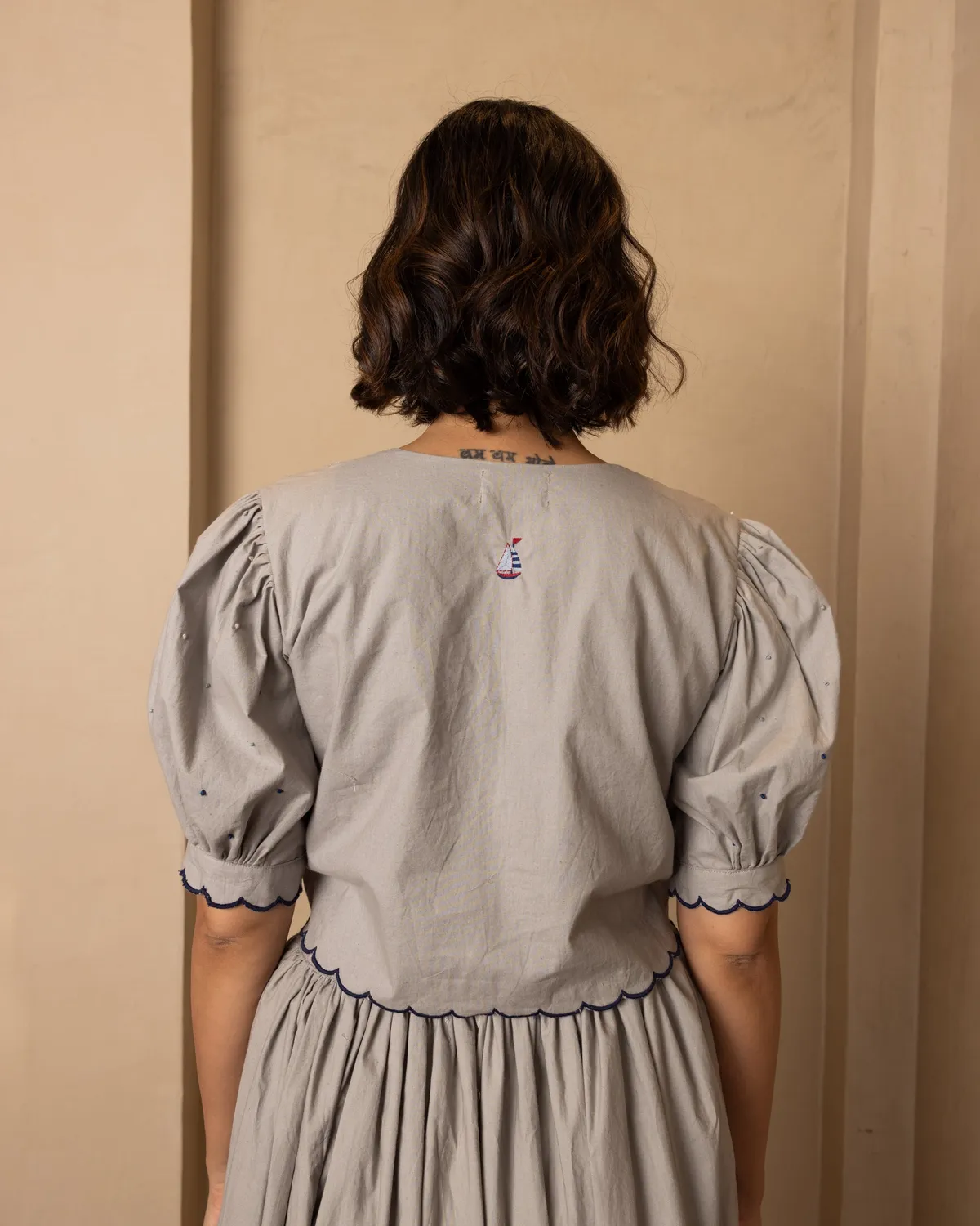 Our Dve Ari set top gonna grigio popeline
