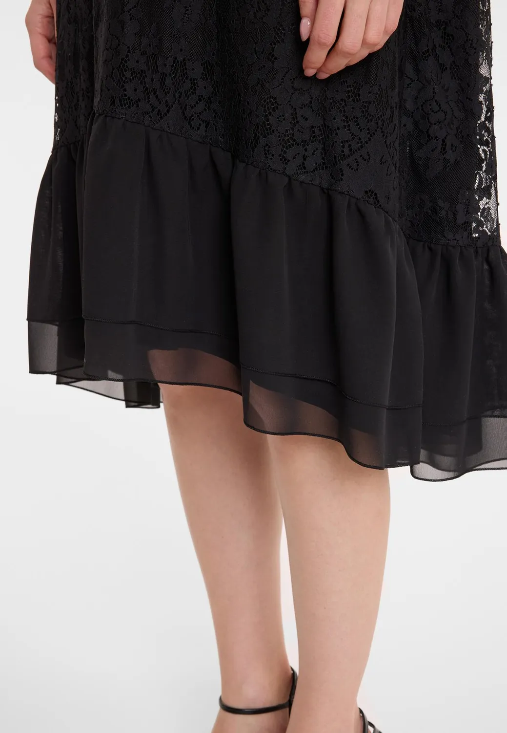 Ana Alcazar Abidy abito pizzo nero midi volant