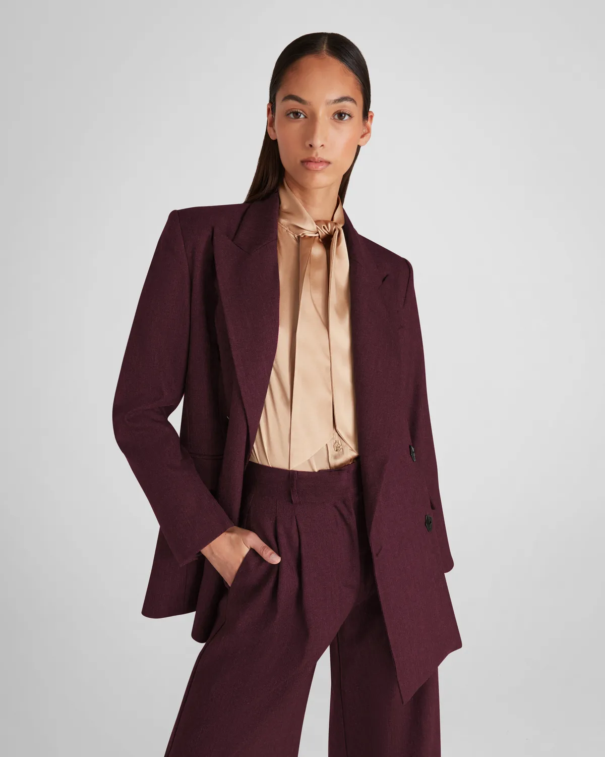 Violante Nessi Keckler pantaloni bordeaux lana palazzo