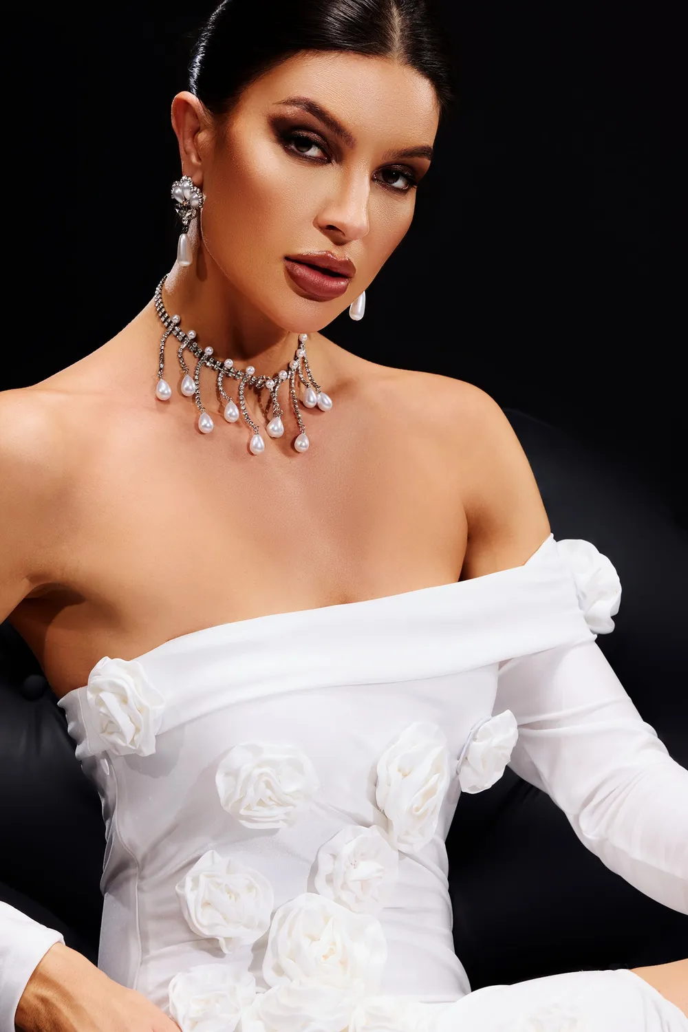 Bella Barnett Nerlii maxi abito bianco spalle scoperte