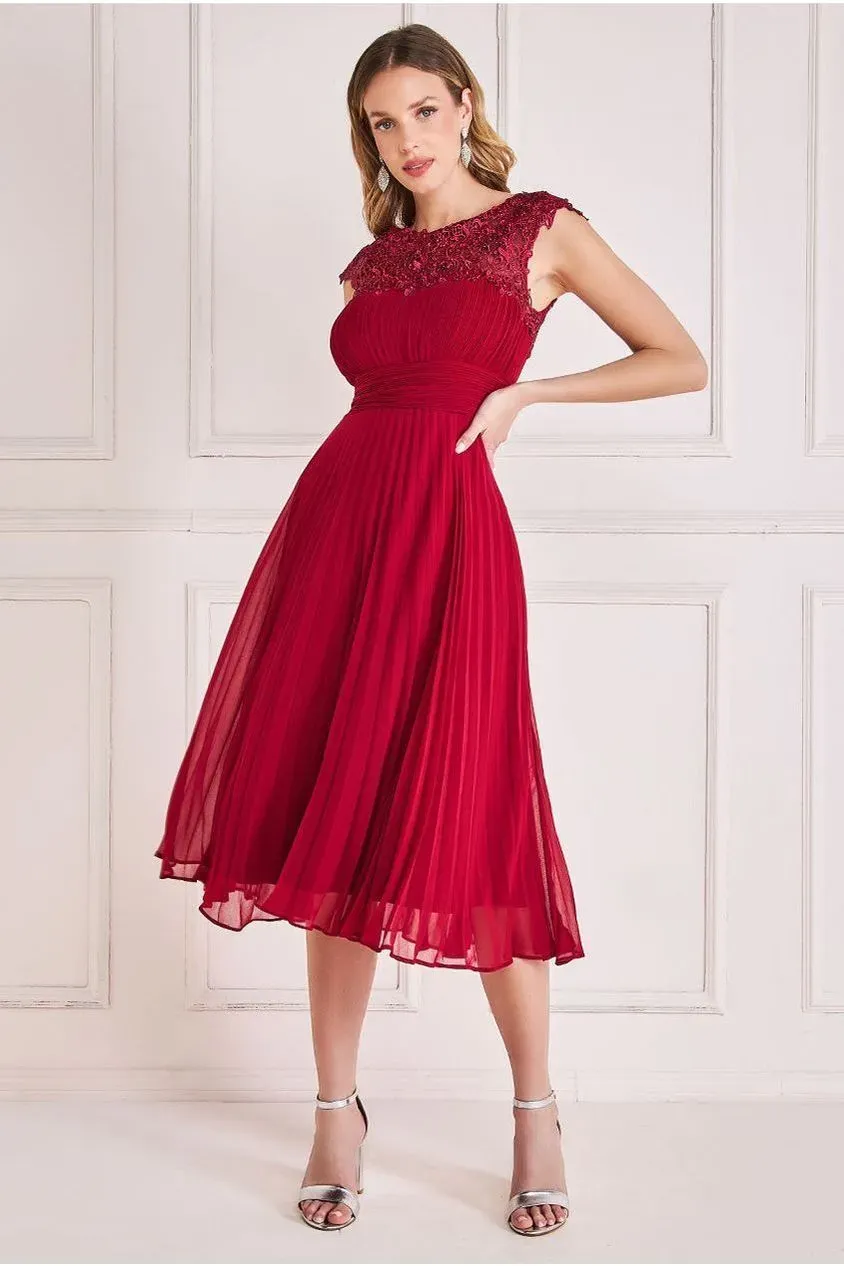 Goddiva Crochet Pleated Top abito midi bordeaux chiffon