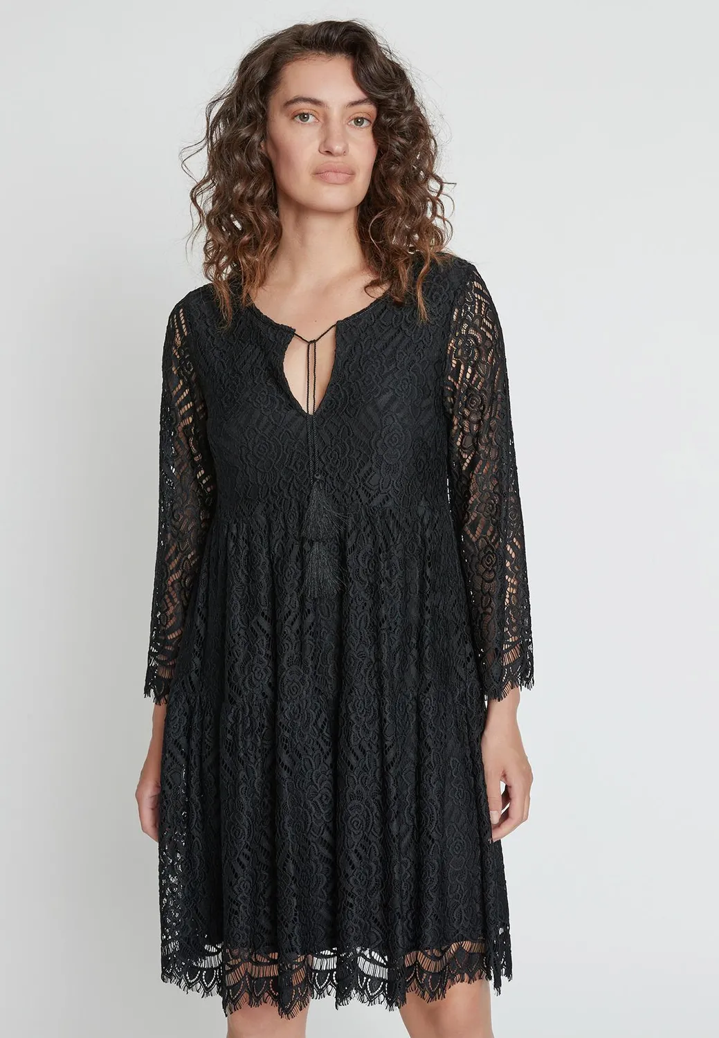 Ana Alcazar Kadali abito pizzo nero balze invitata