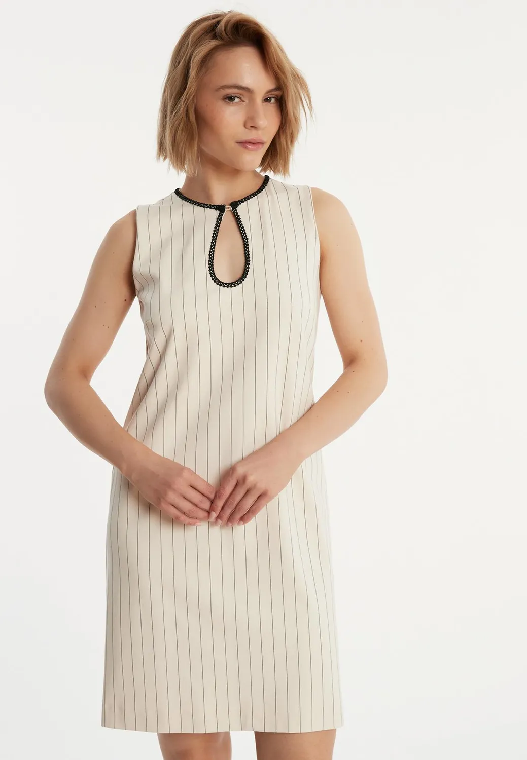 Ana Alcazar Zassy abito linea A gessato ecru