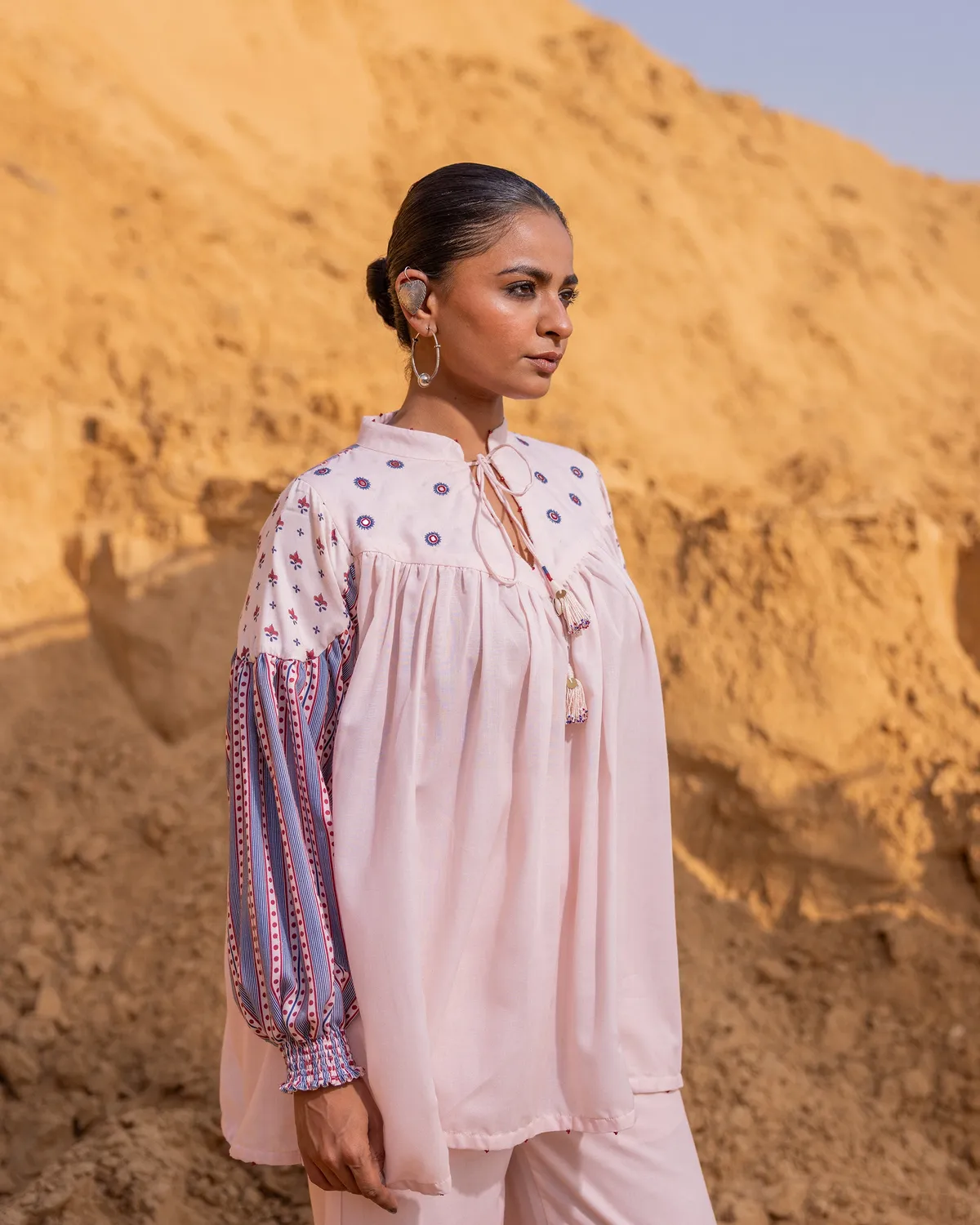 Our Dve Fract Top peplum sabbia ricamato cotone