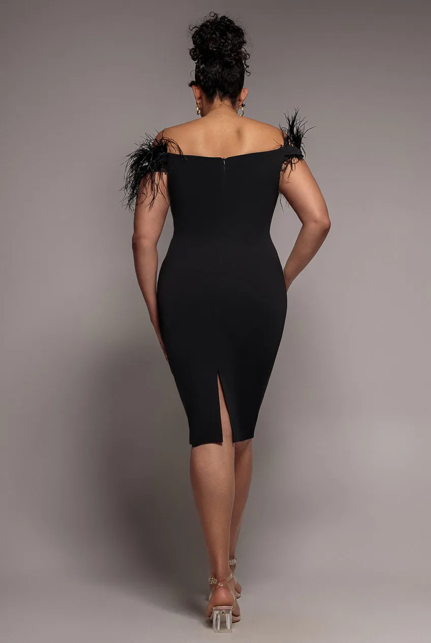 Goddiva Plus Feather abito midi nero piume spalle scoperte
