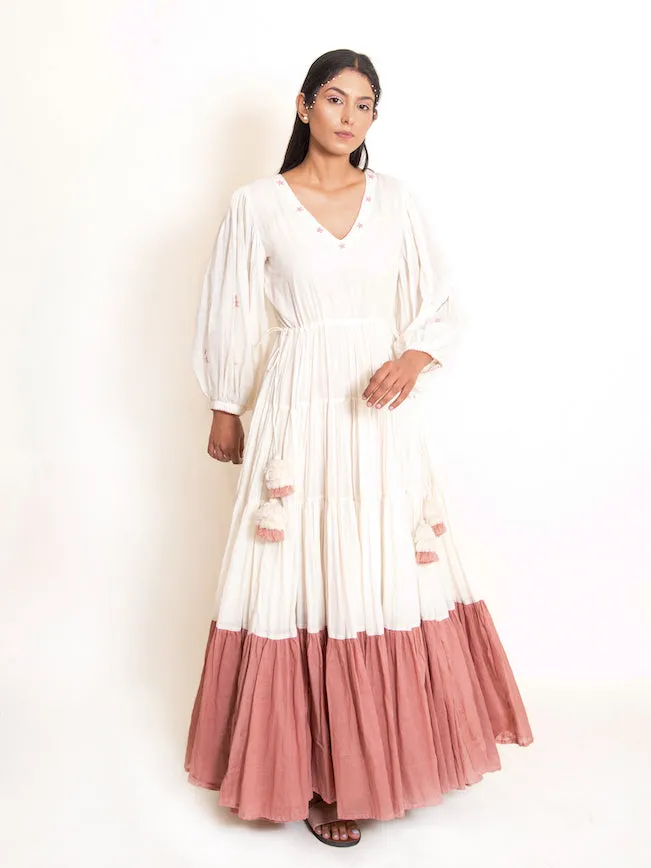 Our Dve Stark abito maxi beige cotone scollo V balze
