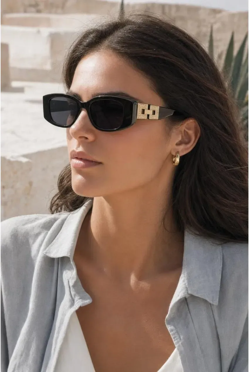 SVNX SG2601802 occhiali sole neri oro cat-eye rettangolari
