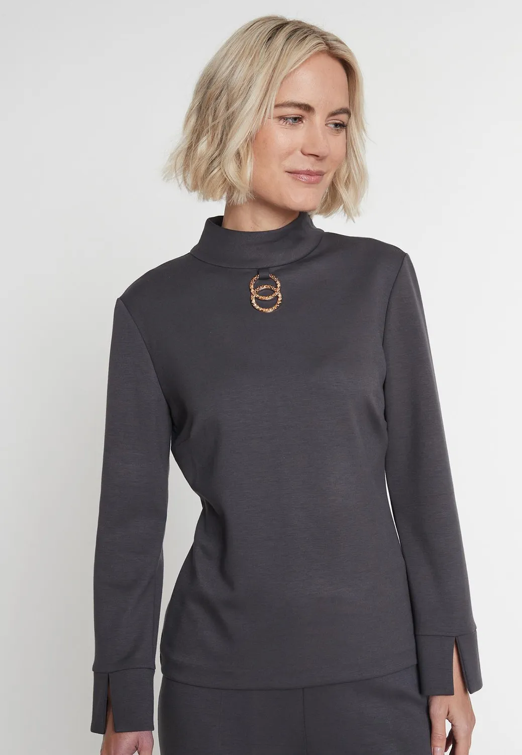 Ana Alcazar Meoly maglia grigia dolcevita occhielli