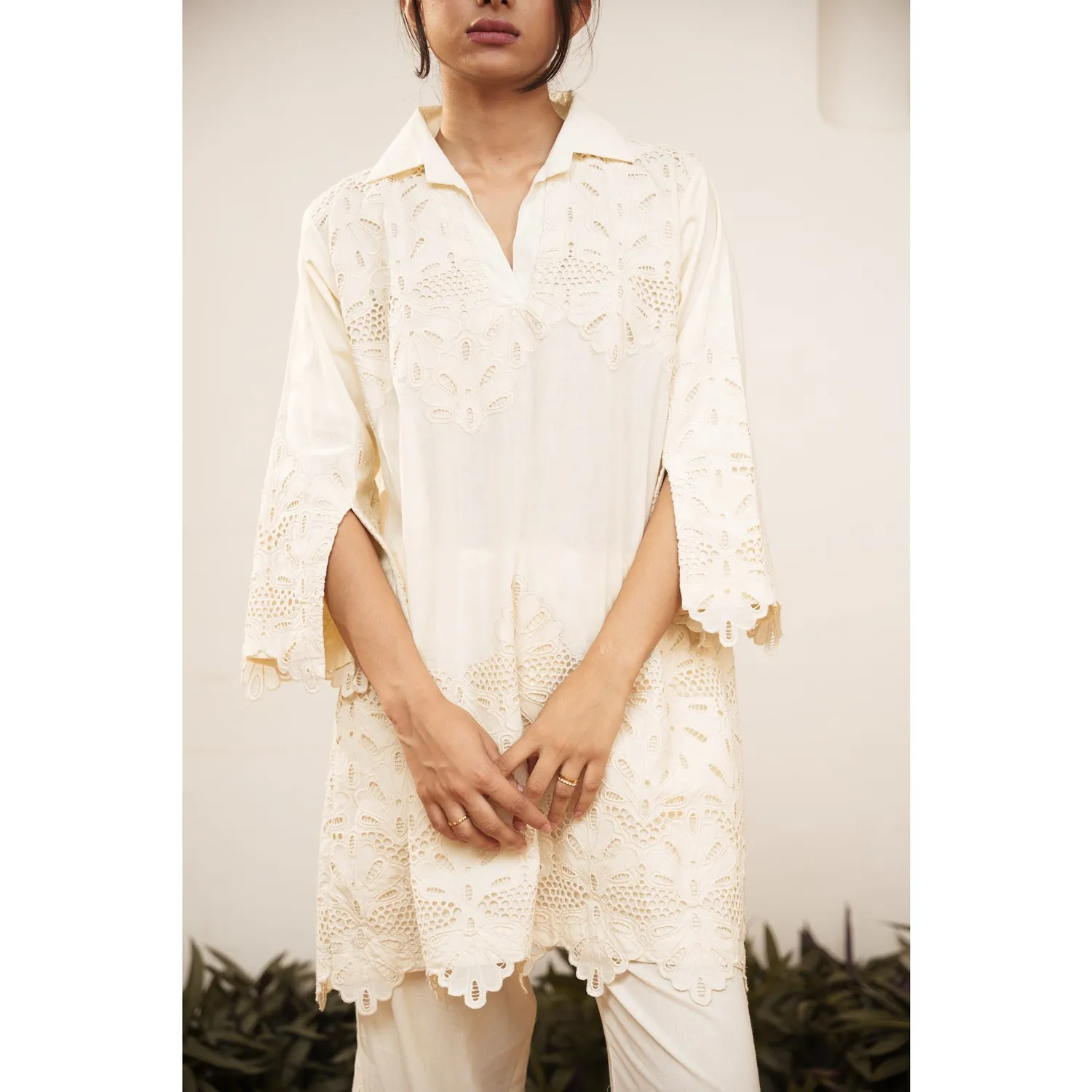 Our Dve Capsule 18 coordinato top pantalone beige cotone