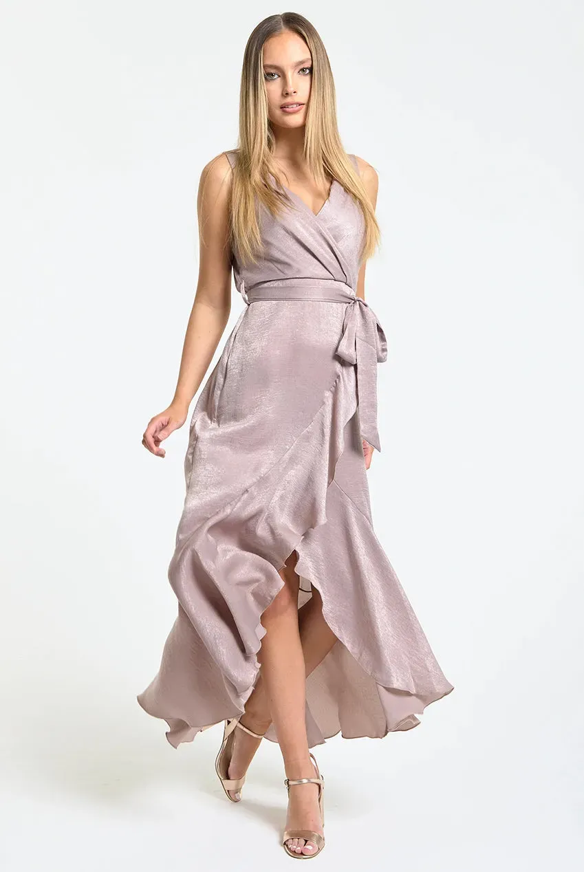 Liquorish Satin Wrap abito maxi rosa cipria con volant