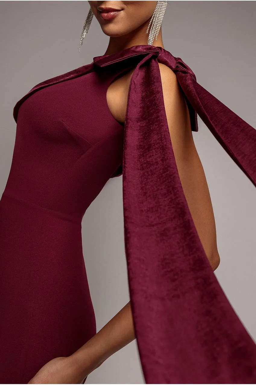 Goddiva Bow Cape abito maxi bordeaux monospalla raso