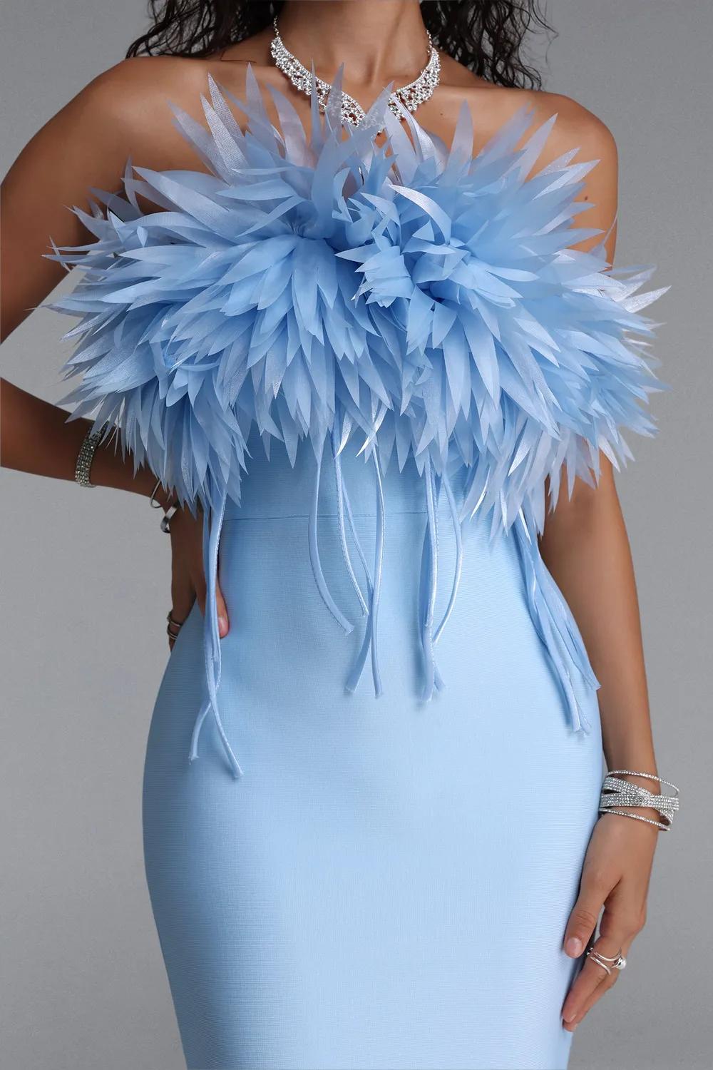 Bella Barnett Wenie abito maxi blu piume monospalla