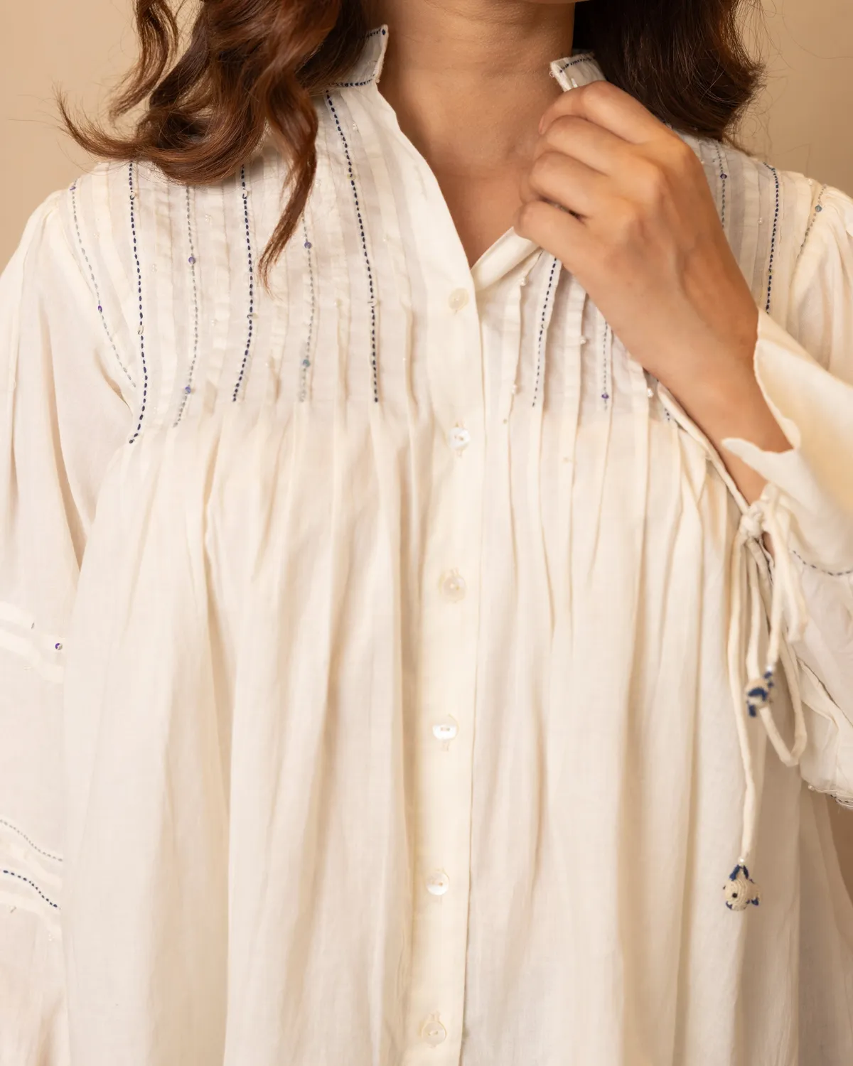 Our Dve Brig completo beige camicia perle cotone