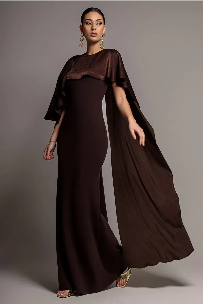 Goddiva Scoop Neck Soft Satin Cape Sleeve Maxi abito marrone raso