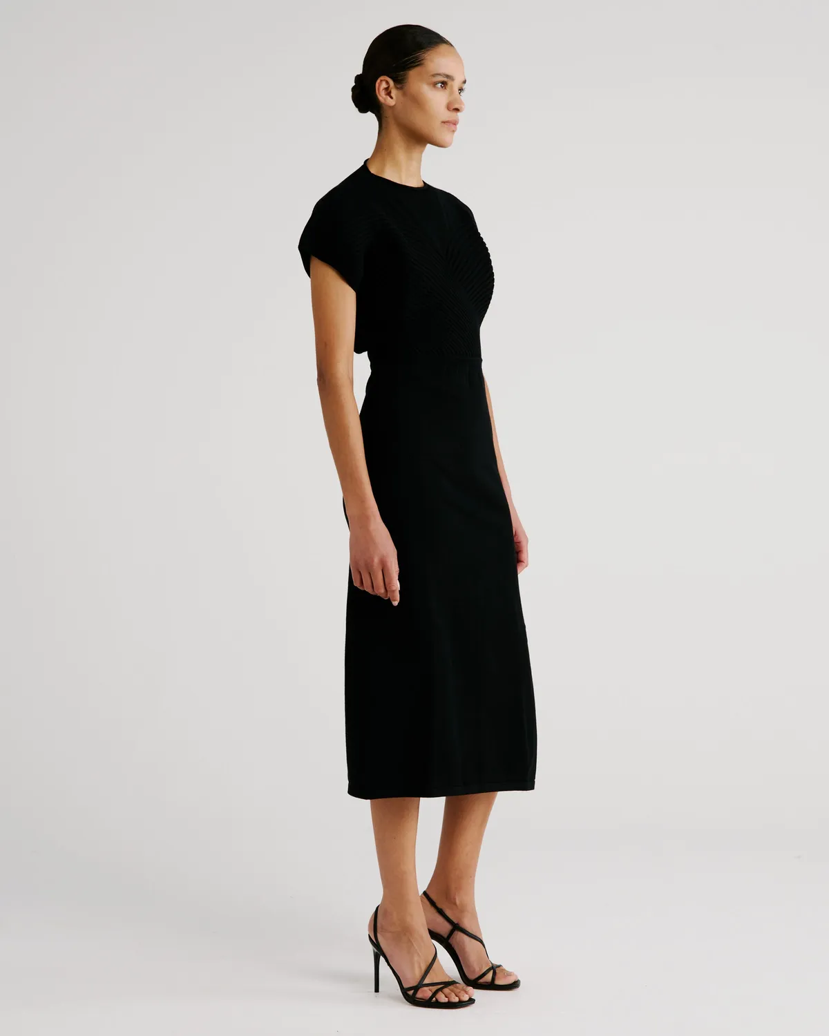 Violante Nessi Accardi abito midi nero scollo cuore maglia