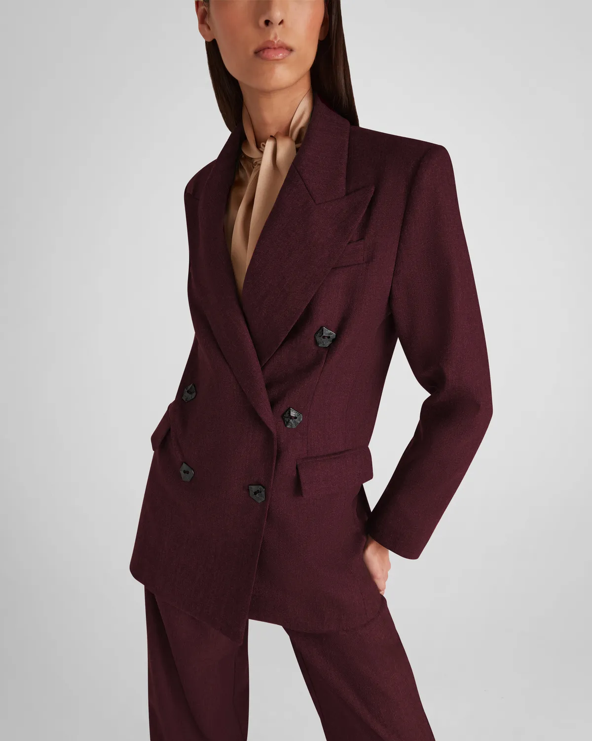 Violante Nessi Keckler pantaloni bordeaux lana palazzo