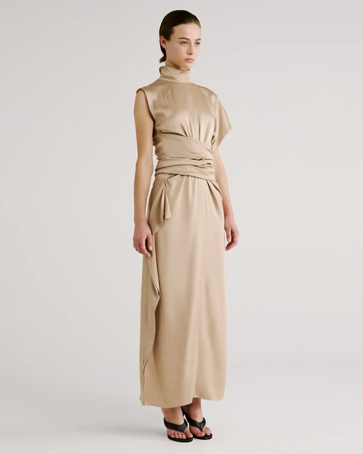 Violante Nessi Luminara abito beige collo alto fluido