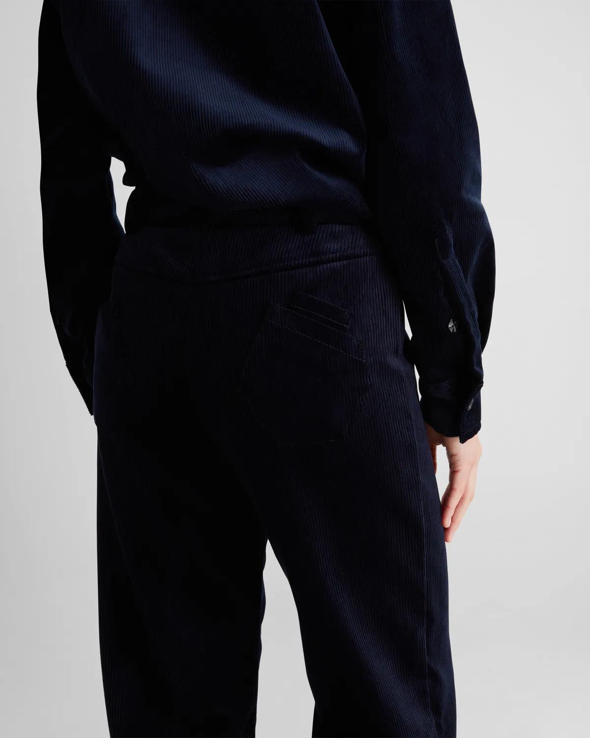 Violante Nessi Rufino pantaloni blu velluto gamba larga