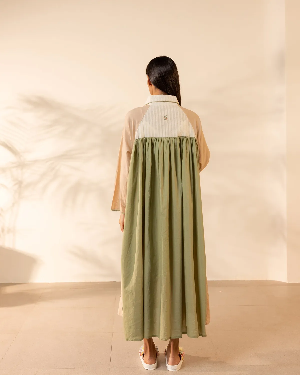 Our Dve Tangerine Mango Mist abito beige verde
