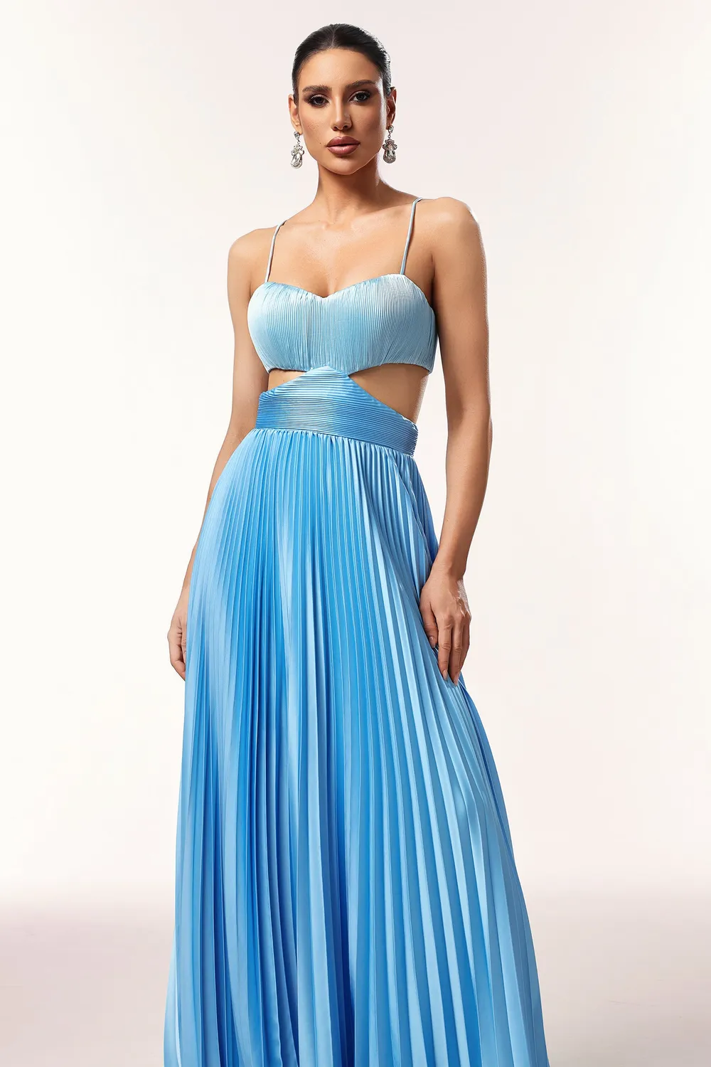Bella Barnett Moua abito maxi blu satin smanicato pieghe