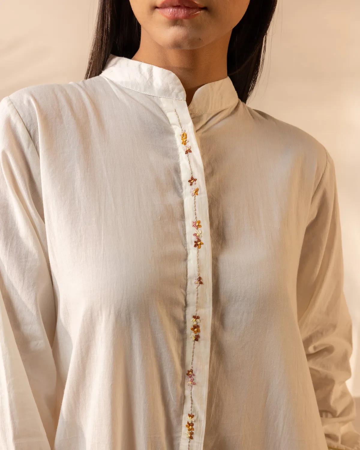 Our Dve Tangerine Whimsy abito lungo beige ricamo