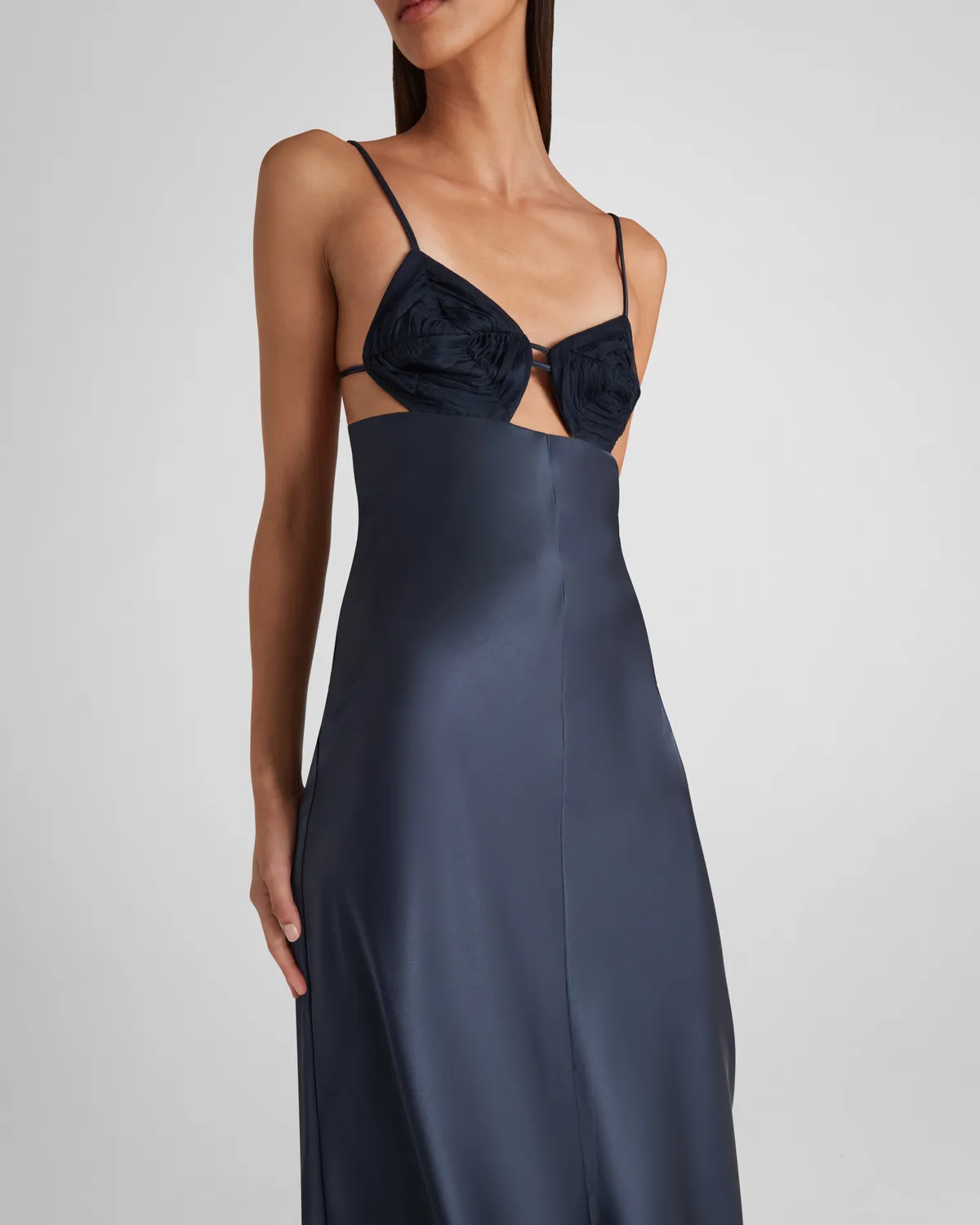 Violante Nessi Rodari abito blu satin schiena scoperta