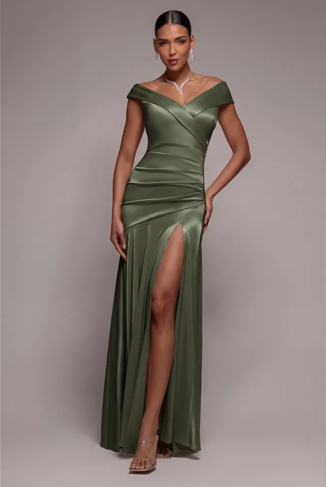 Goddiva Off Shoulder Pleated abito oliva satin plissettato