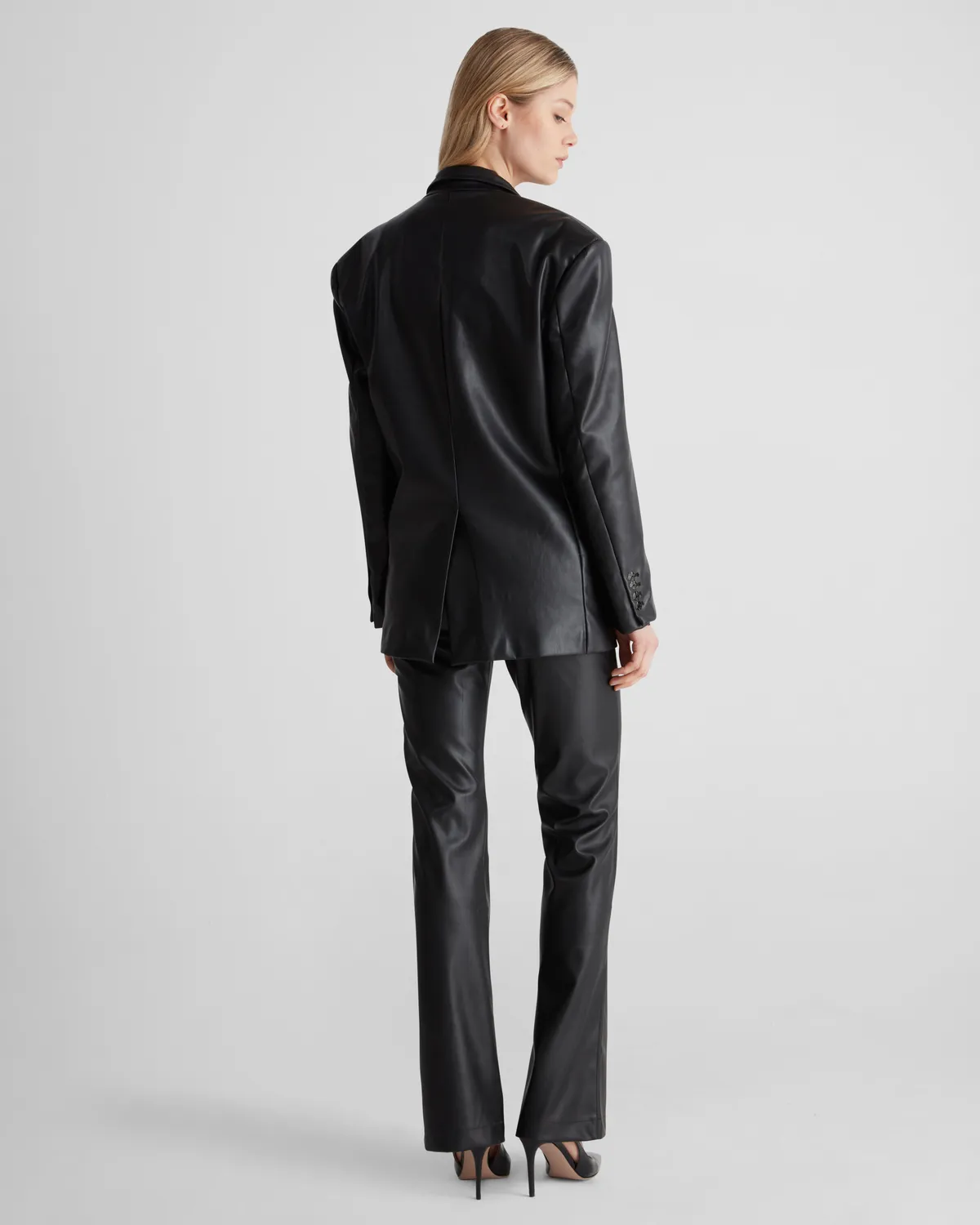 Violante Nessi Alviani blazer nero eco-pelle oversize