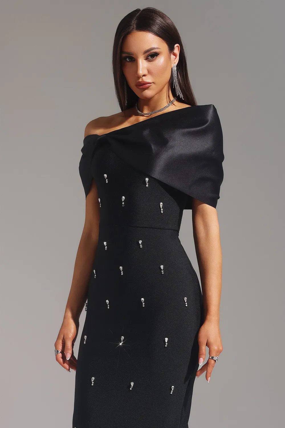 Bella Barnett Palez abito maxi nero monospalla bandage