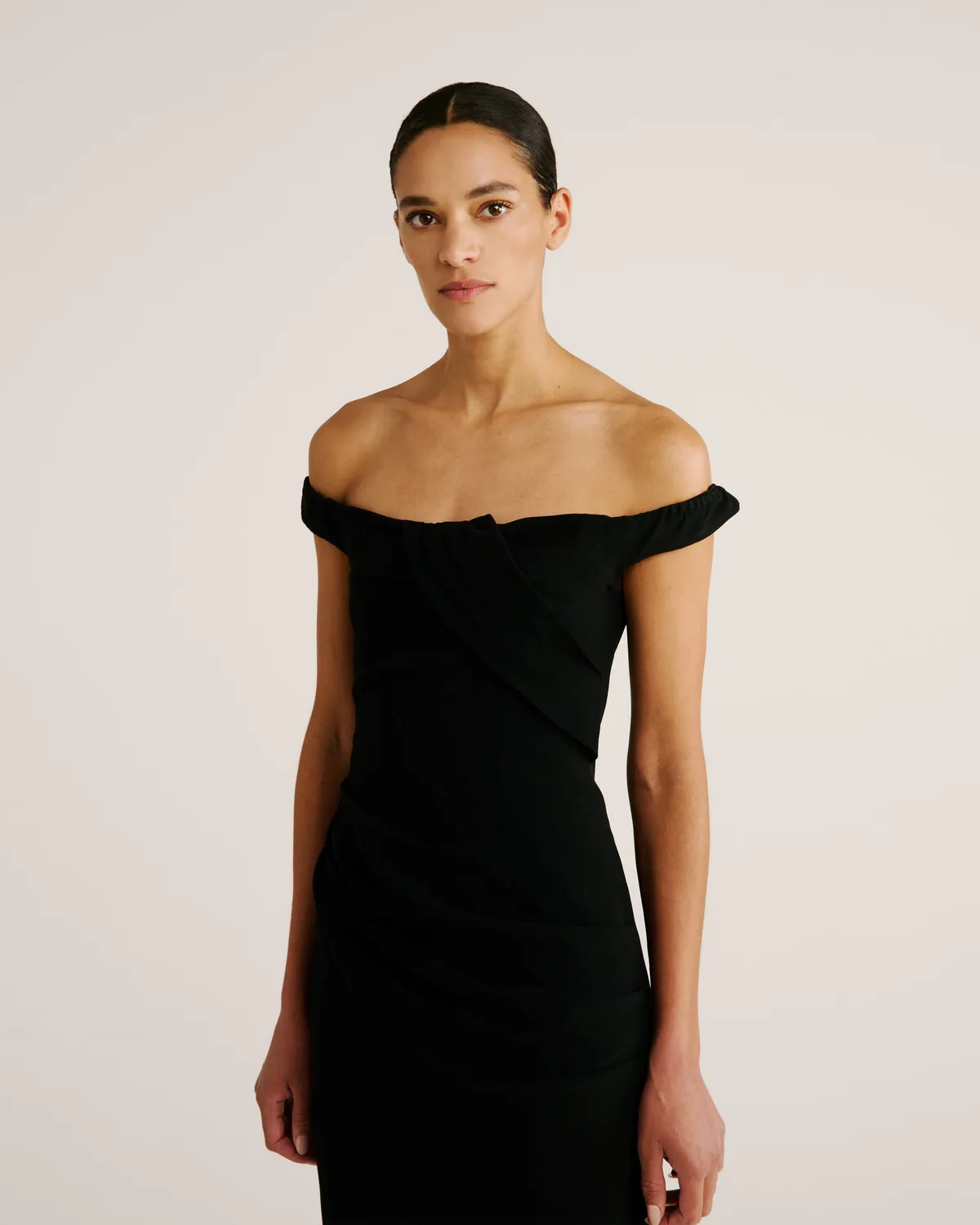 Violante Nessi Aurel abito nero Sable Cady off-shoulder