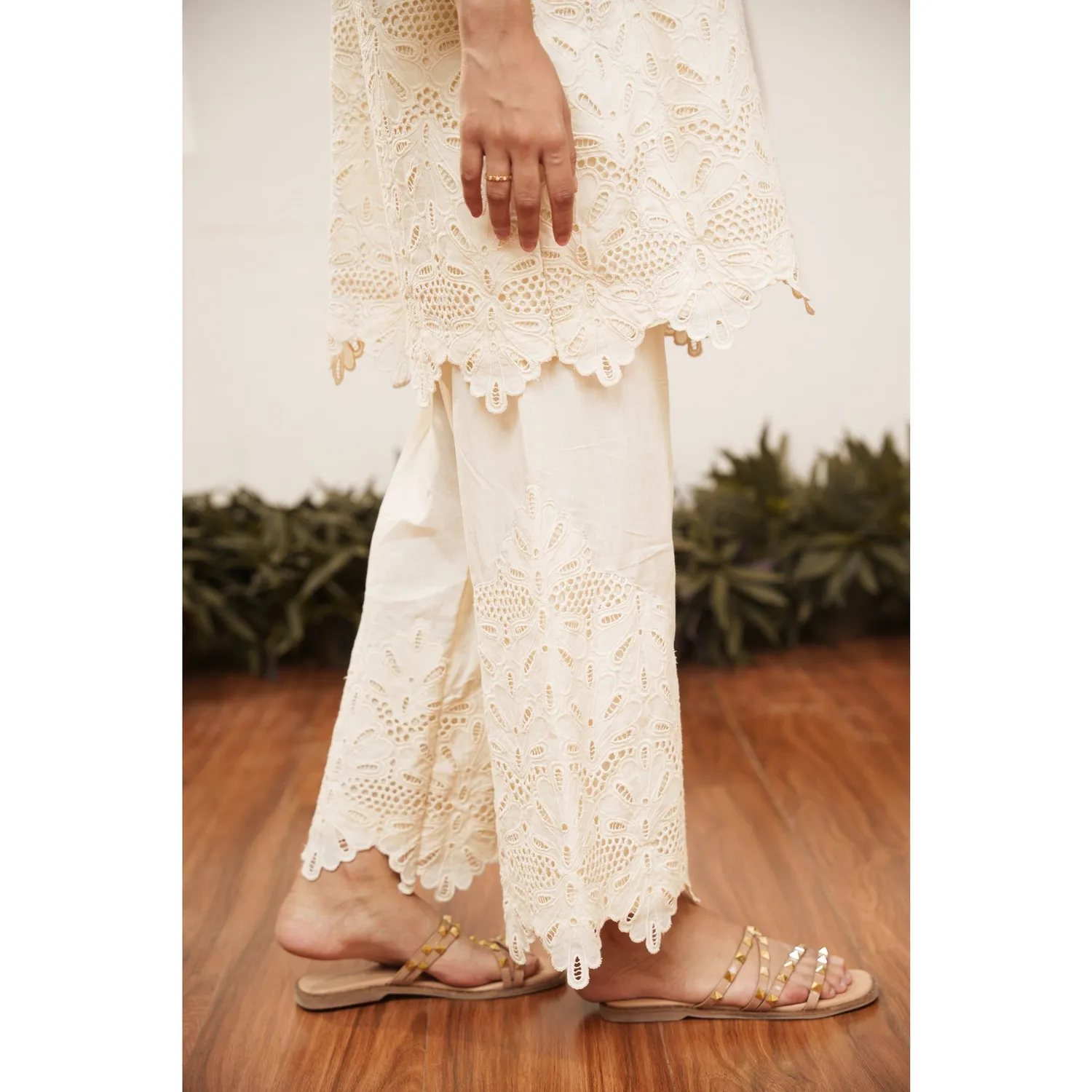 Our Dve Capsule 18 pantaloni beige cotone con pizzo