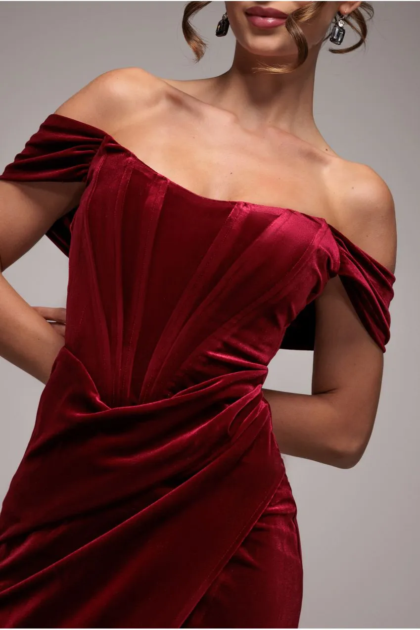 Goddiva Draped Shoulder abito lungo velluto bordeaux corsetto