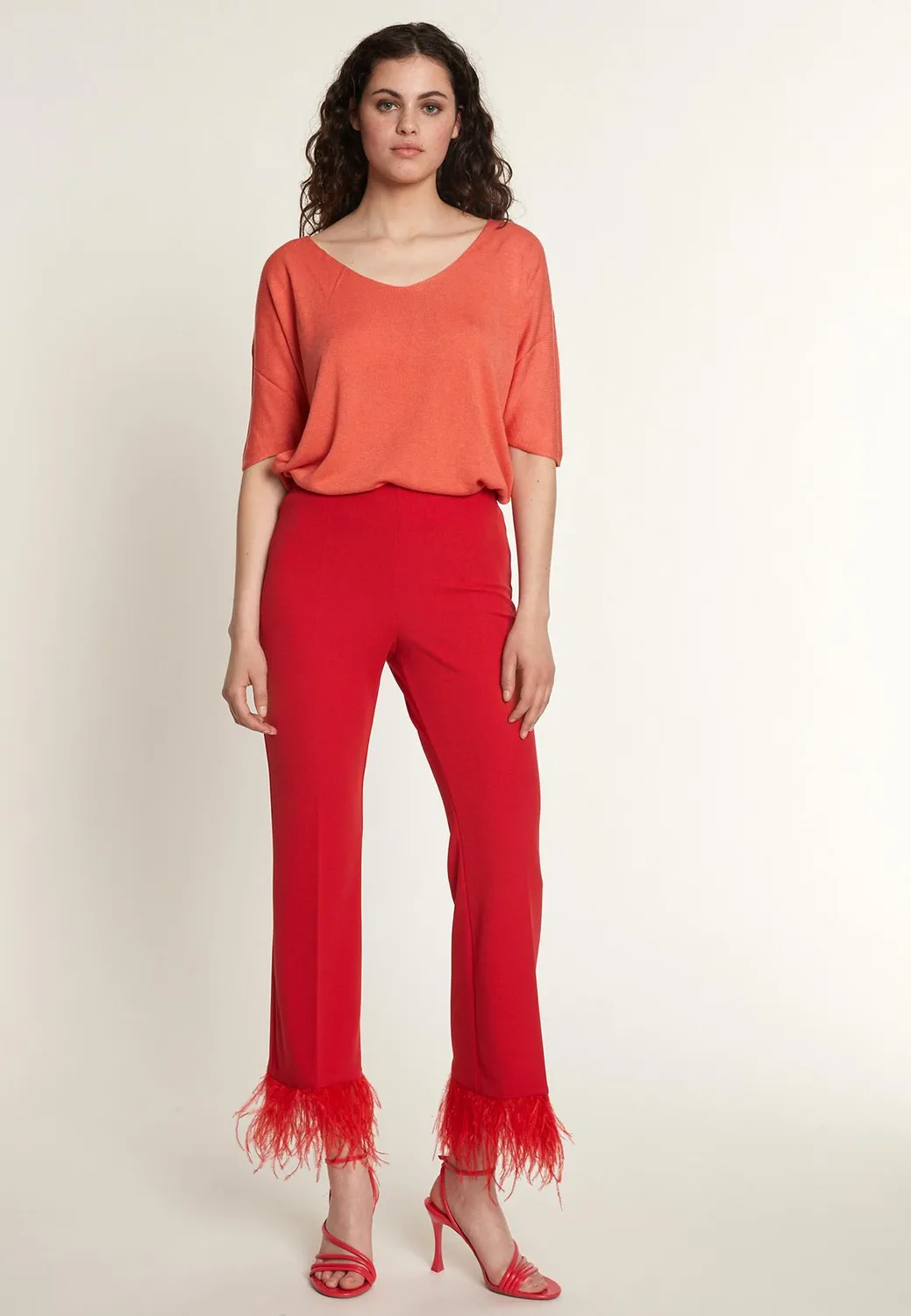 Ana Alcazar Okina pantaloni cropped rossi con piume